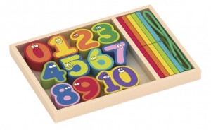 Eine Schachtel mit Holzziffern - Happy Numbers - mit Stöckchen für zählen für Kinder 